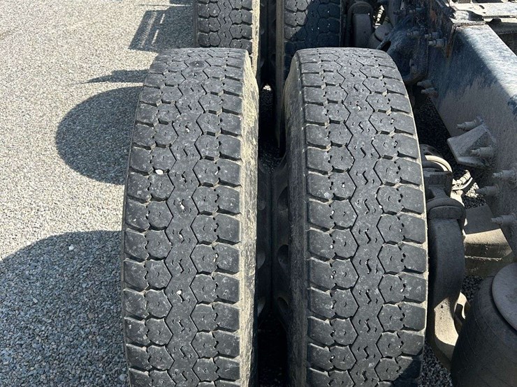2019-peterbuilt-579-semi-tractor-image-9