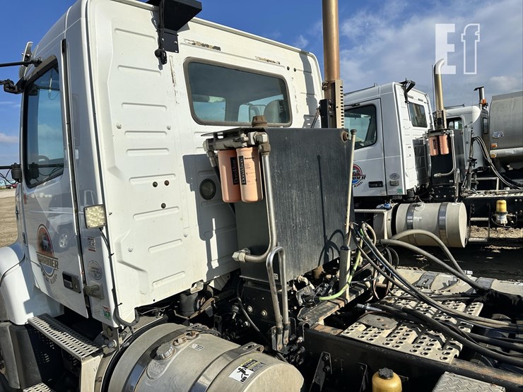 2014-volvo-vhd84ft200-image-33