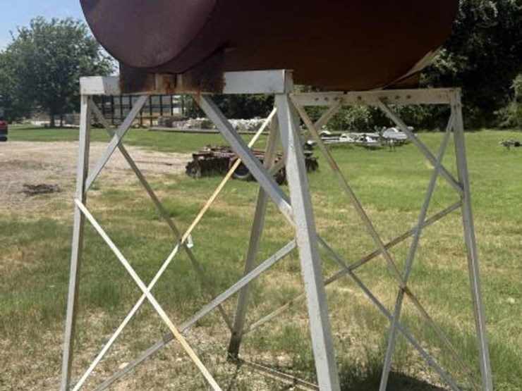 #46-•-500-gallon-gravity-diesel-tank-on-stand-image-3