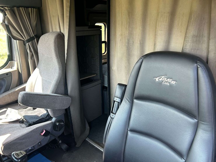 2012-freightliner-cascadia-semi-tractor-image-18