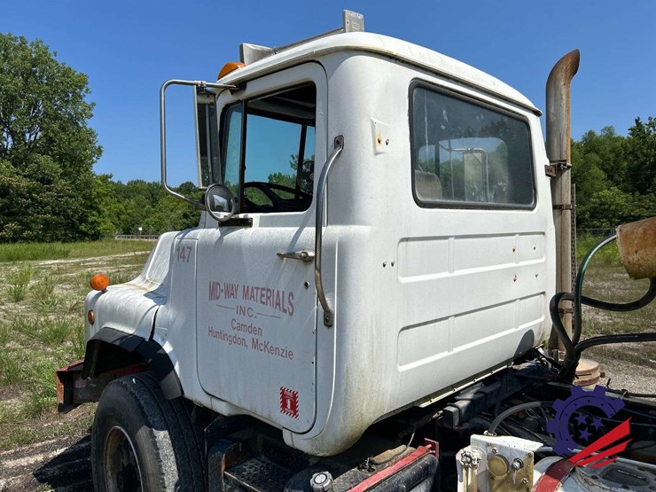 1995-mack-dm690s-image-22