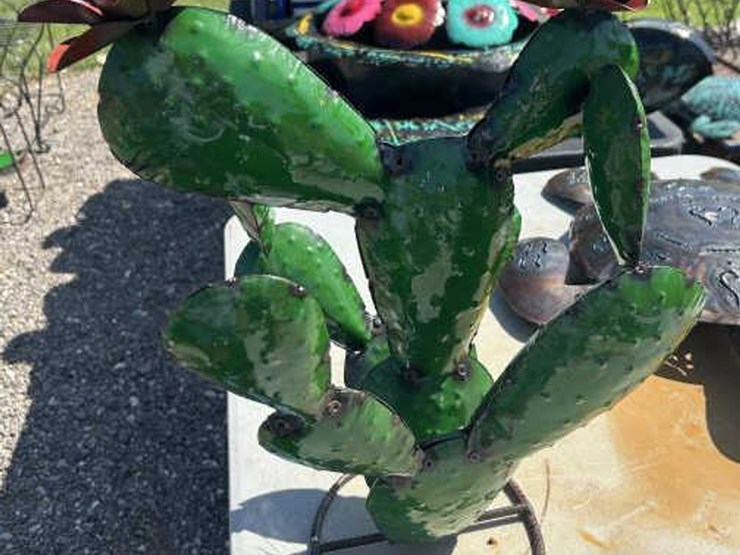 #126-•-metal-art---small-cactus-w/-red-flowers-image-3