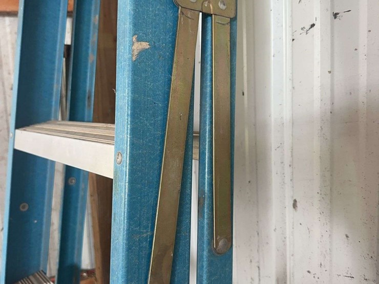 werner-blue-fiberglass-single-sided-step-ladder-8-foot-image-2