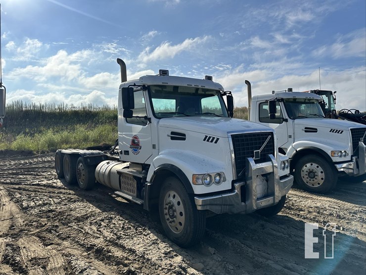 2014-volvo-vhd84ft200-image-3