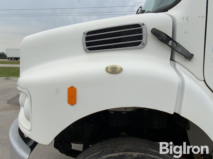 2009-freightliner-m2-106-image-14