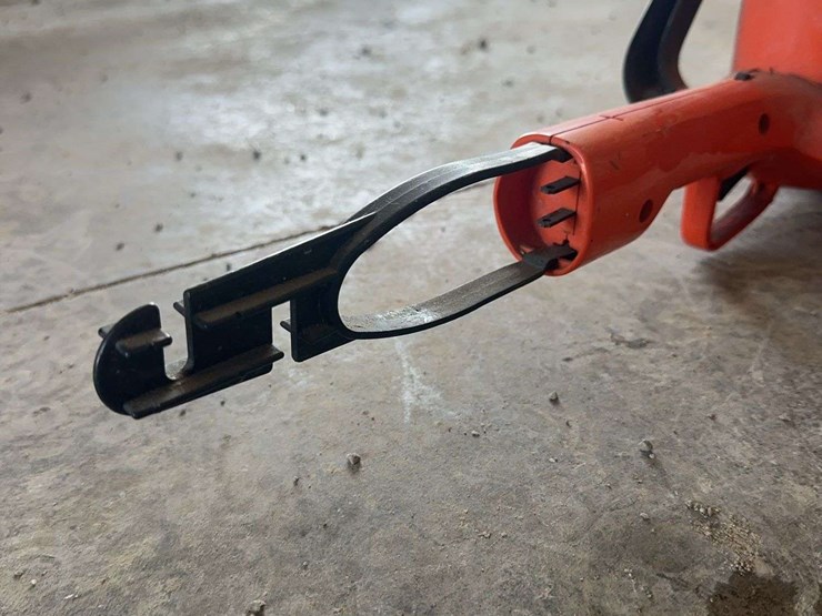 black-&-decker-16"-corded-electric-hedge-trimmer-image-3