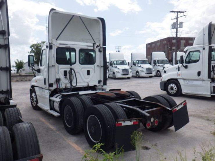 2016-freightliner-cascadia-125-evolution-image-11