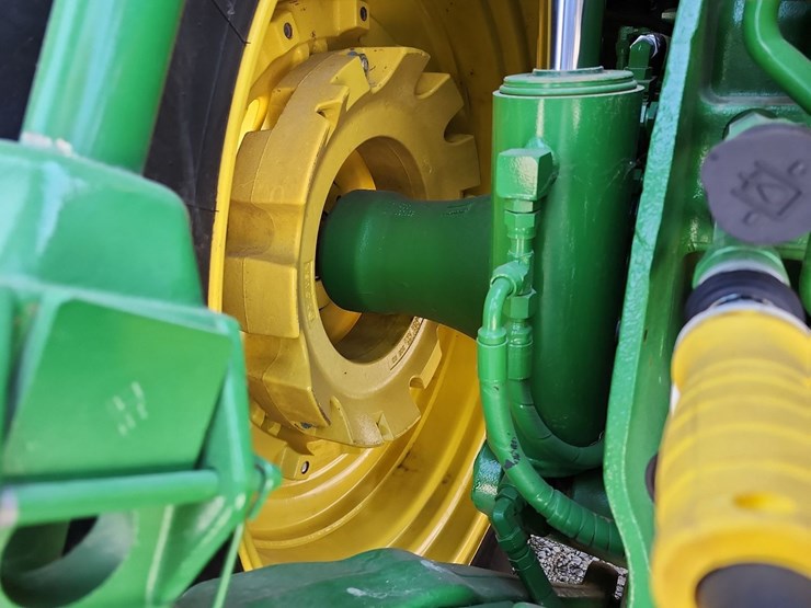 2013-john-deere-8235r-image-12