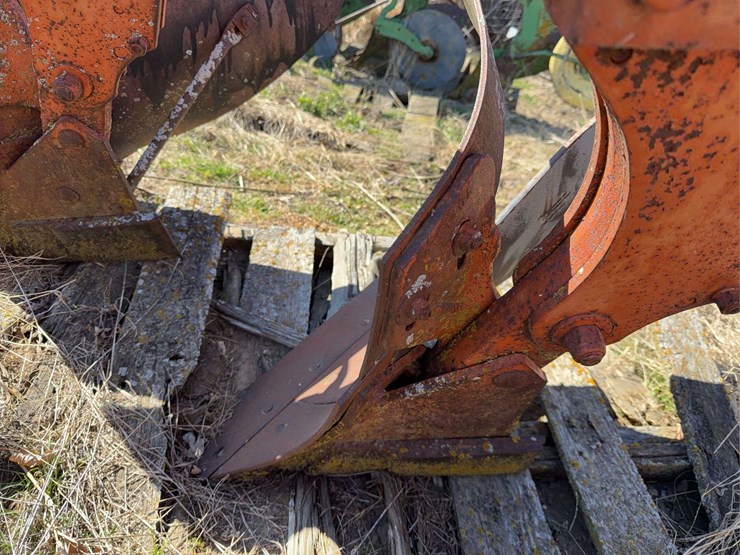 john-deere-three-point-three-bottom-plow-image-19