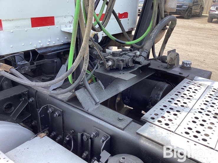 1999-freightliner-fld112-image-10