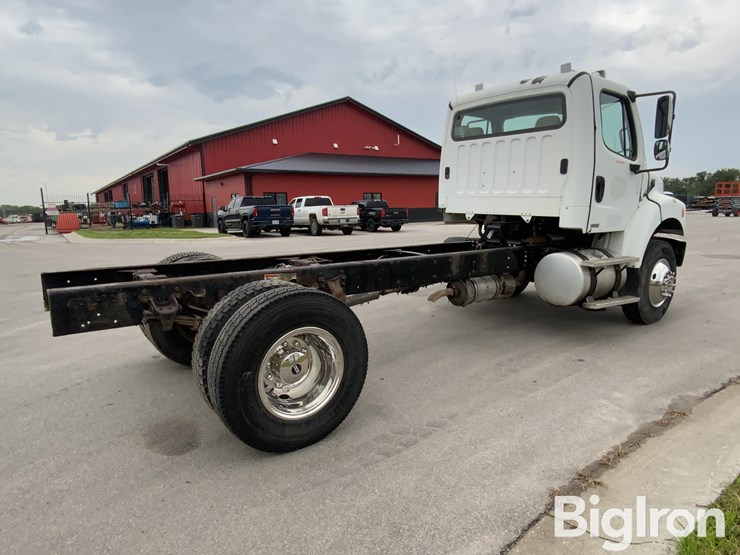 2009-freightliner-m2-106-image-5