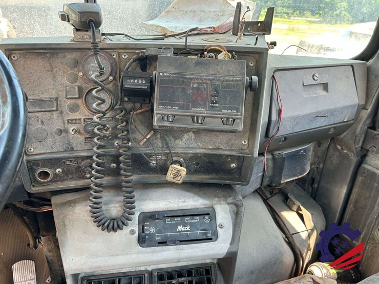 1992-mack-dm600gk-rear-discharge-(glider-kit)-concrete-mixer-truck-image-57