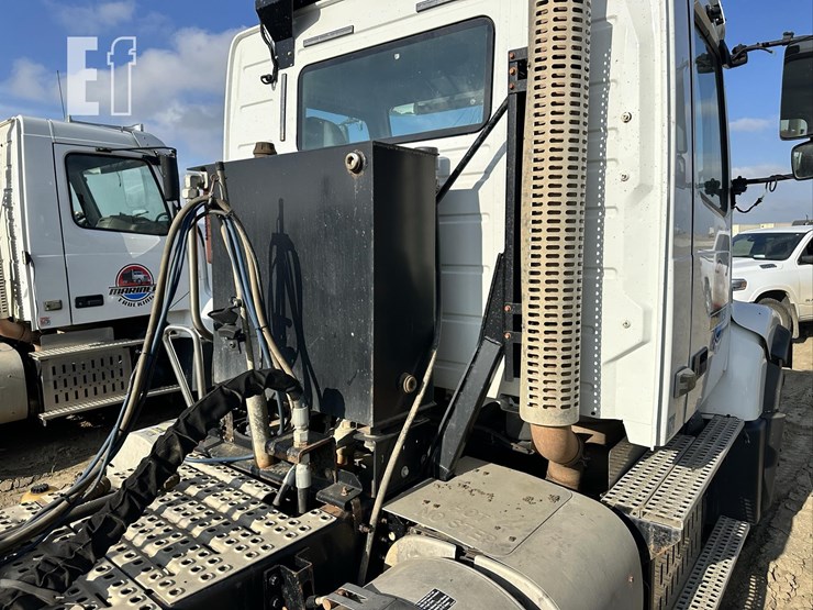 2014-volvo-vhd84ft200-image-30