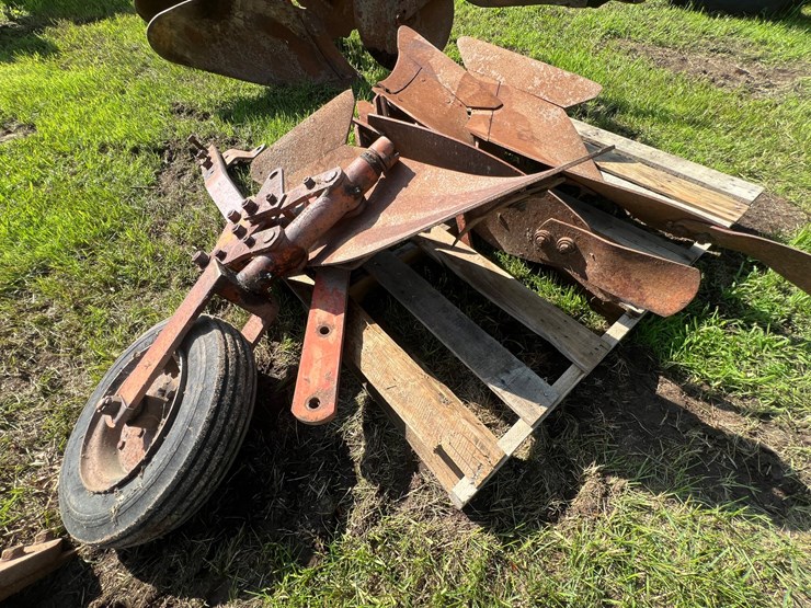 #9910-•-allis-chalmers-snap-coupler-4-bottom-plow-image-6