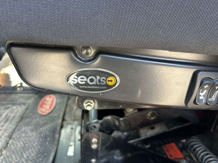 2019-peterbuilt-579-semi-tractor-image-13