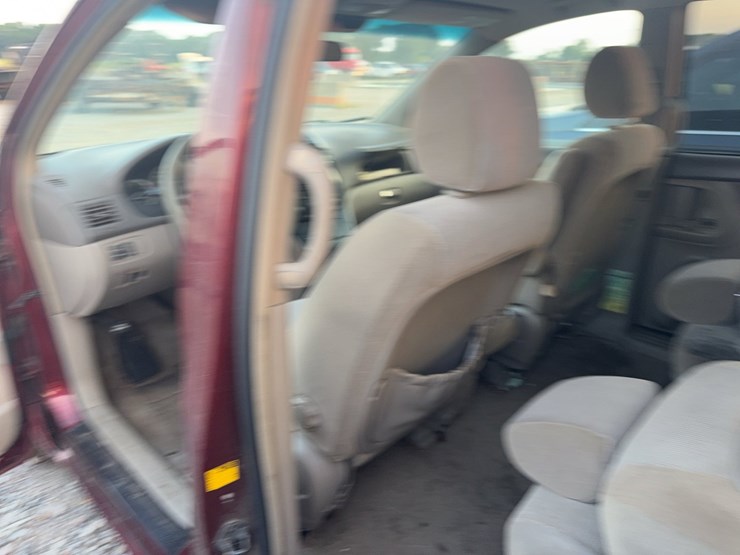 2004-toyota-sienna-image-28