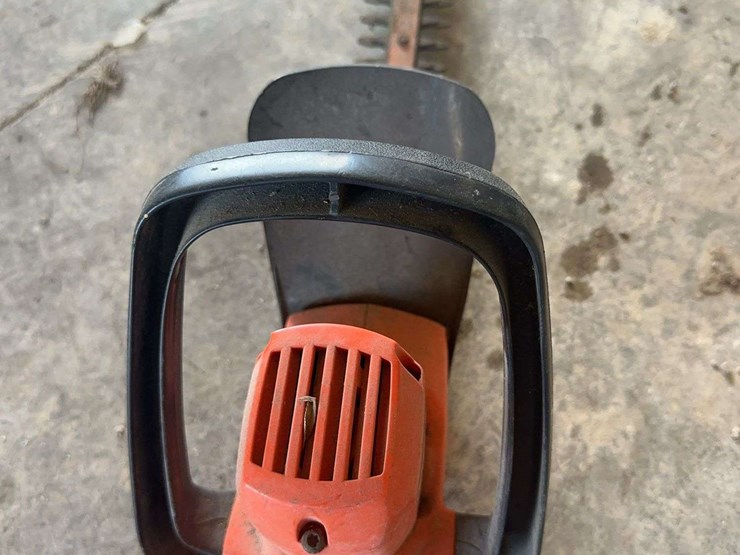 black-&-decker-16"-corded-electric-hedge-trimmer-image-4