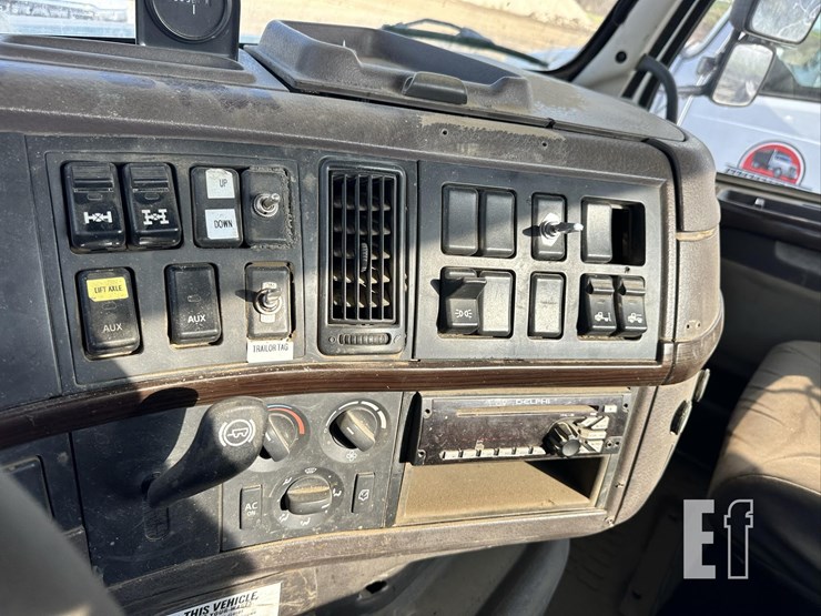 2014-volvo-vhd84ft200-image-55