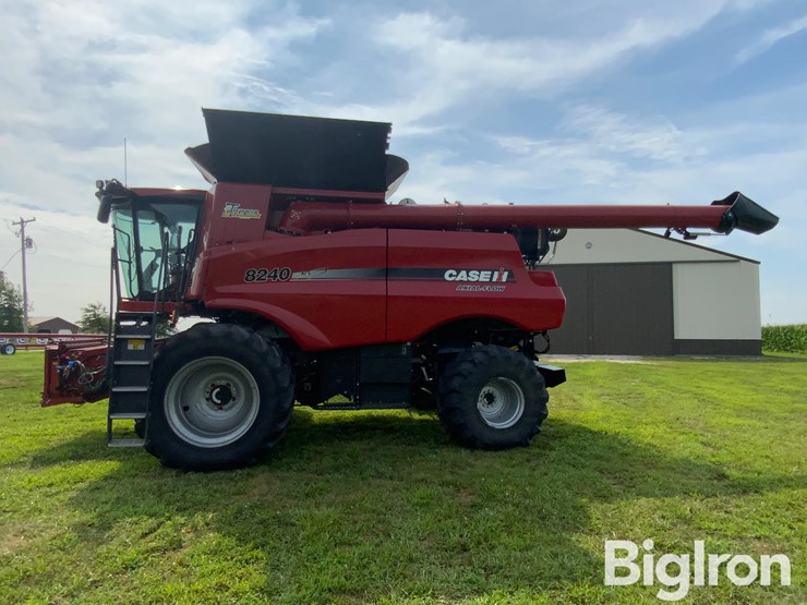 2017-case-ih-8240-image-8