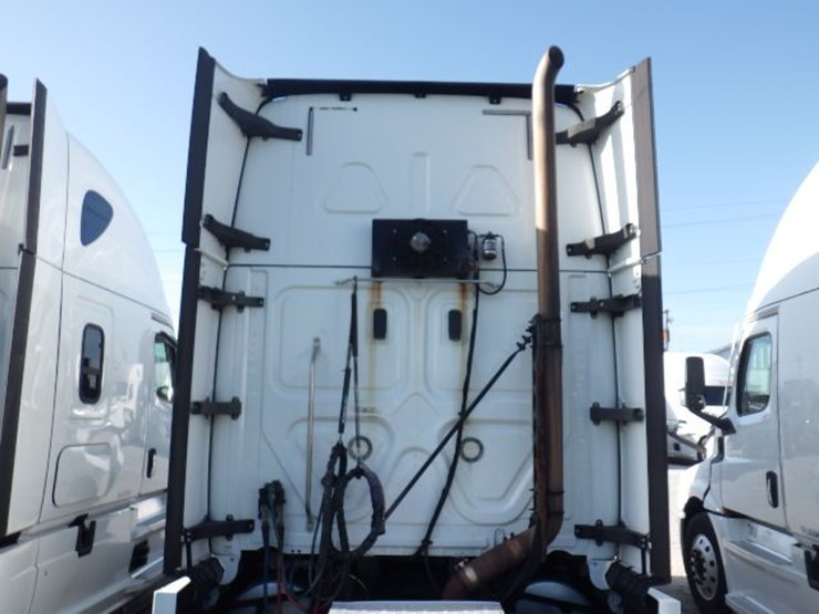 2020-freightliner-cascadia-126-image-16