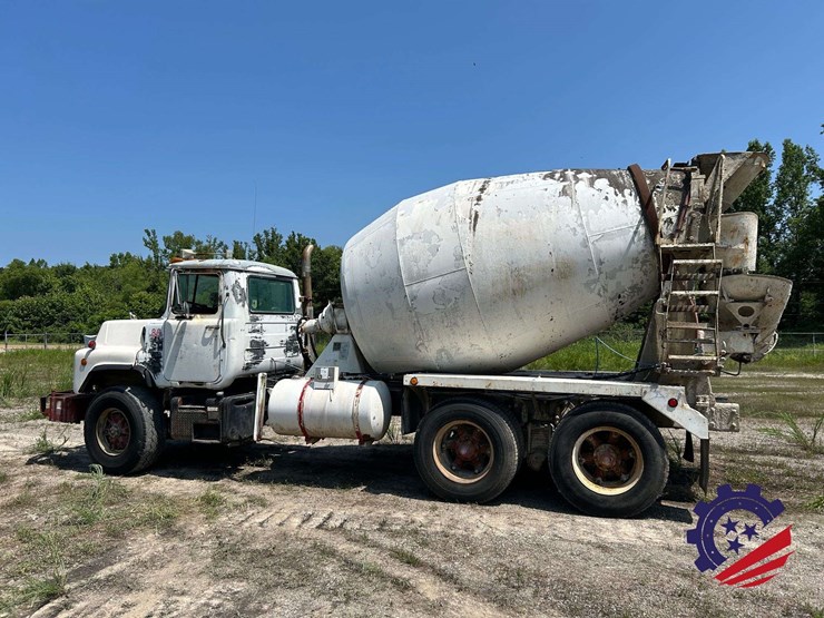 1992-mack-dm600gk-rear-discharge-concrete-mixer-truck-image-4