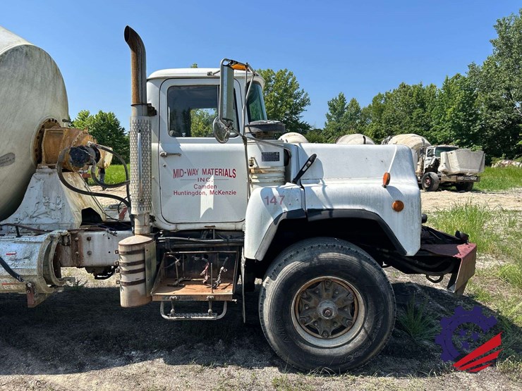 1995-mack-dm690s-image-52