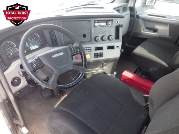 2020-freightliner-cascadia-126-image-12