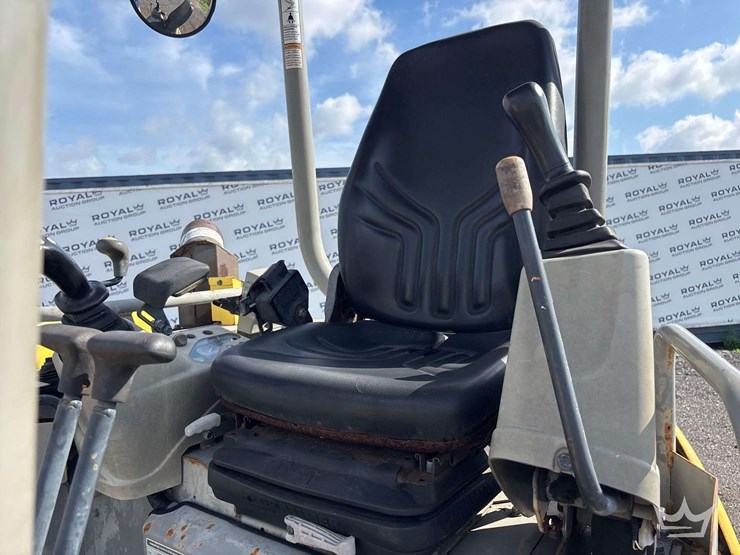 2012-yanmar-vio27-image-11