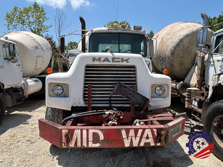 1992-mack-dm600gk-rear-discharge-(glider-kit)-concrete-mixer-truck-image-13