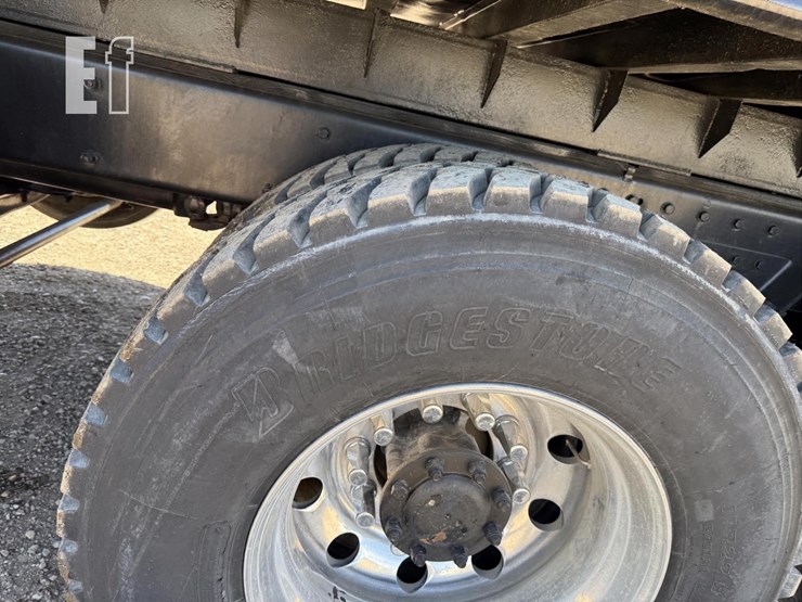 2005-peterbilt-335-image-18