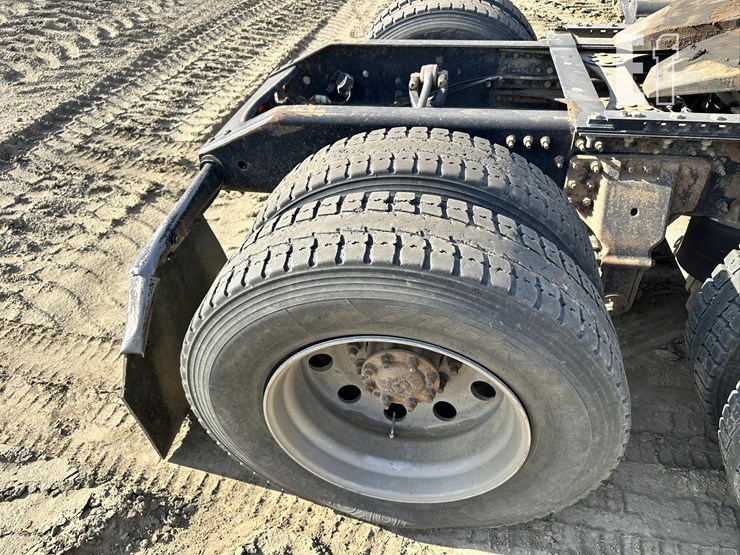 2014-volvo-vhd84ft200-image-18