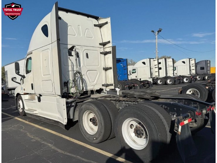 2022-freightliner-cascadia-126-image-2