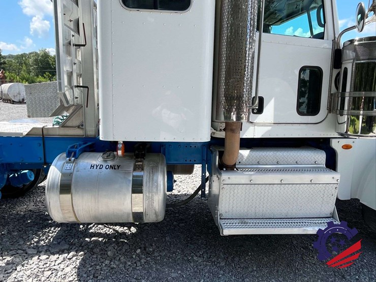 2013-peterbilt-367-image-41