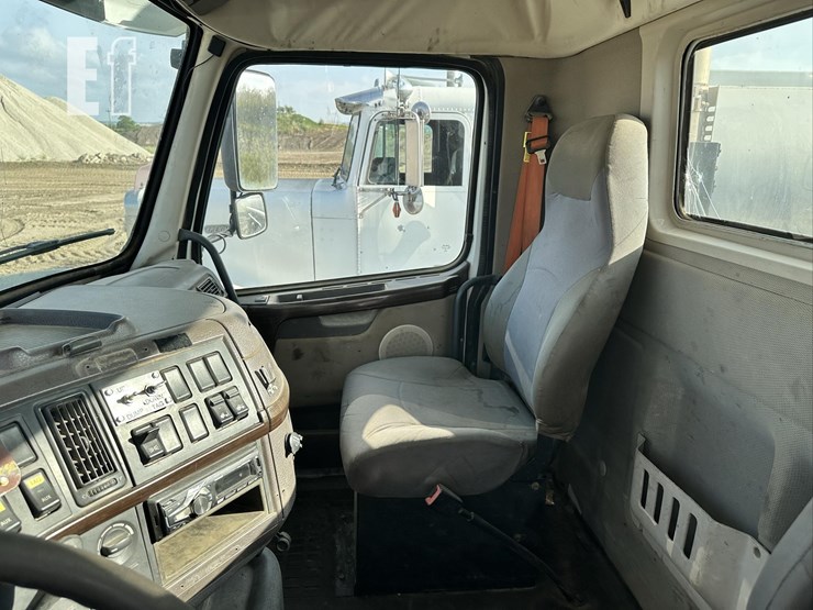 2014-volvo-vhd84ft200-image-41