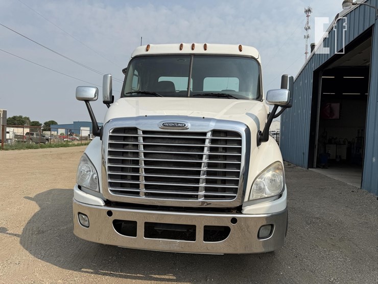 2013-freightliner-cascadia-113-image-9