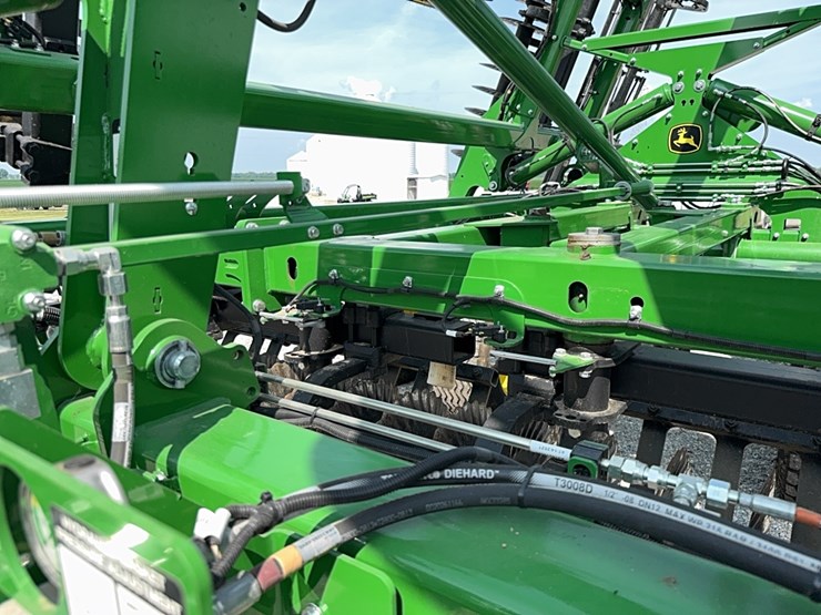 2021-john-deere-2660vt-image-33