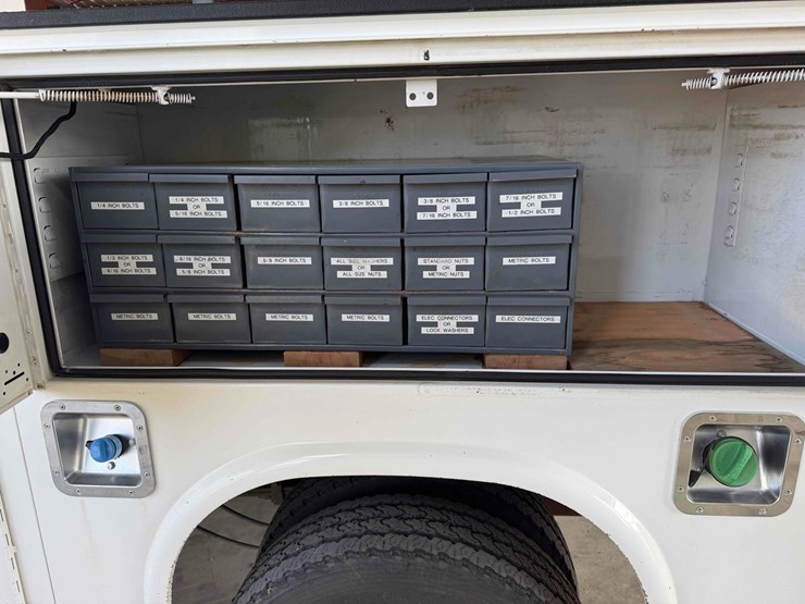 2017-ford-f550-super-duty-service-truck-image-18