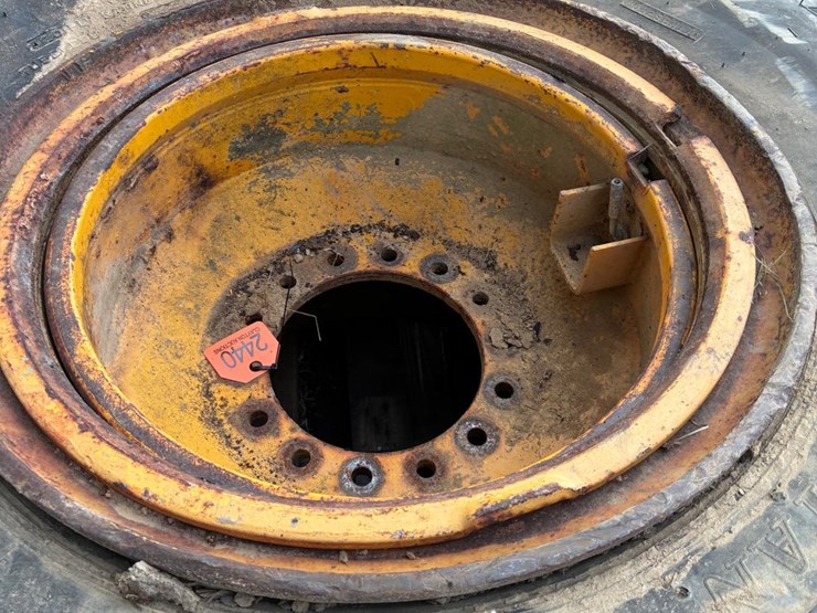 #2440-•-4-28.5--25-dirt-pan-tires-with-wheels-image-2