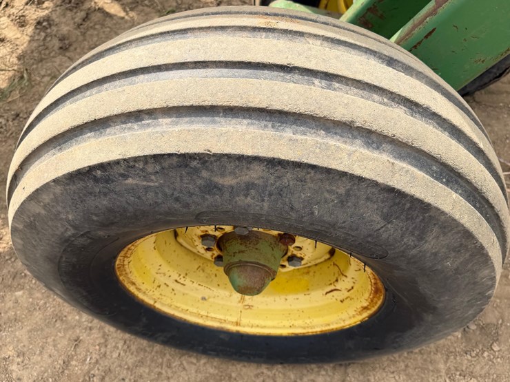 john-deere-335-image-8