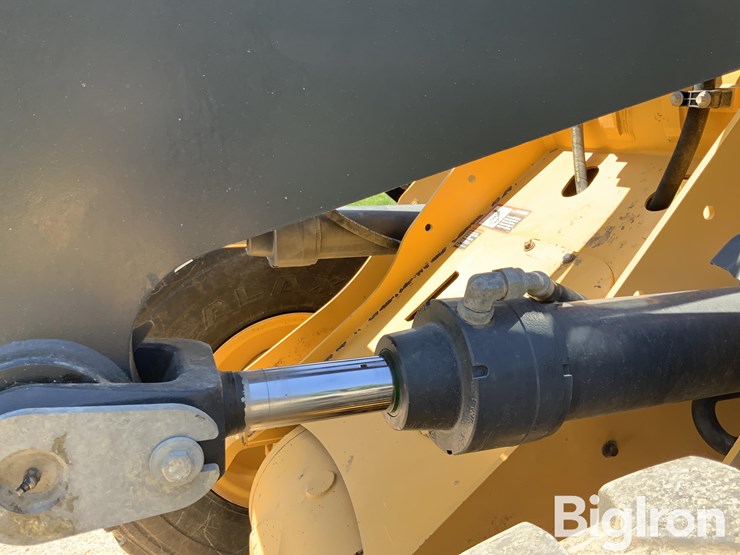 2017-deere-624k-image-10