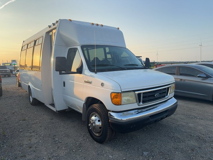 2006-ford-e450-image-3