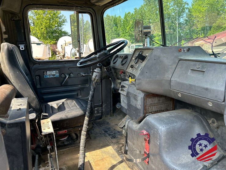 1995-mack-dm690s-image-75