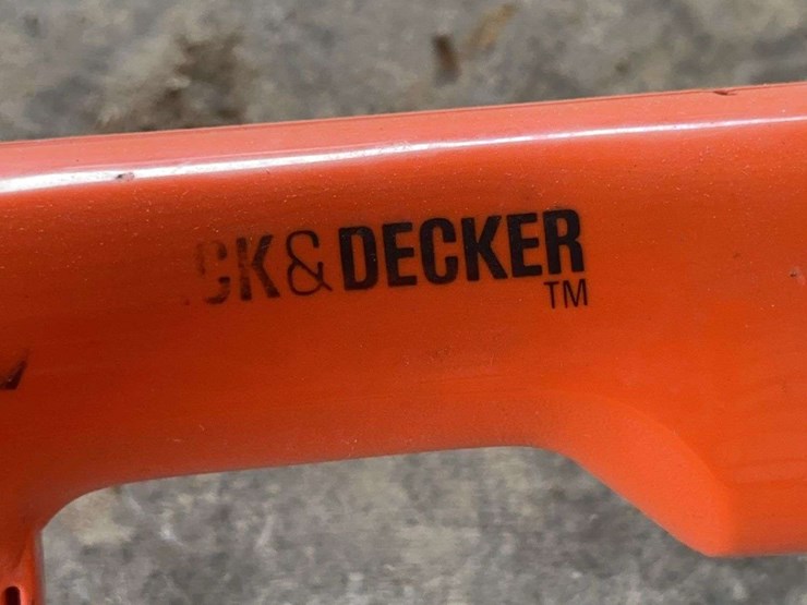 black-&-decker-16"-corded-electric-hedge-trimmer-image-7
