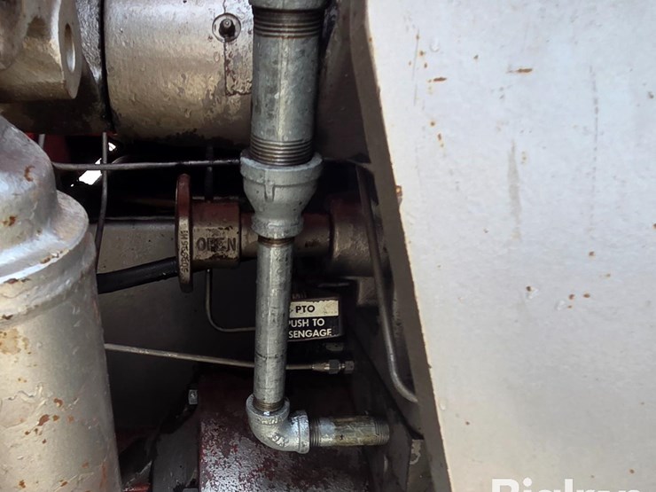1976-massey-ferguson-1135-image-13