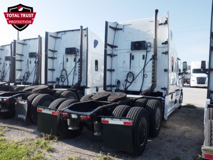 2021-freightliner-cascadia-126-image-11