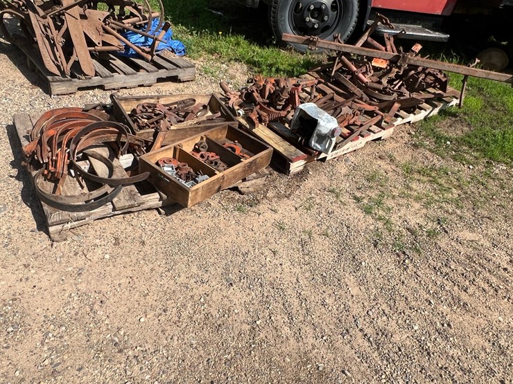 #9938-•-(3)-pallets-of-misc.-allis-chalmers-parts-image-1