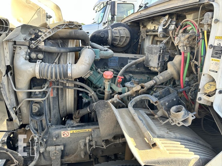 2014-volvo-vhd84ft200-image-60