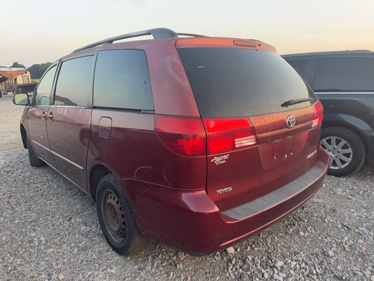 2004-toyota-sienna-image-12