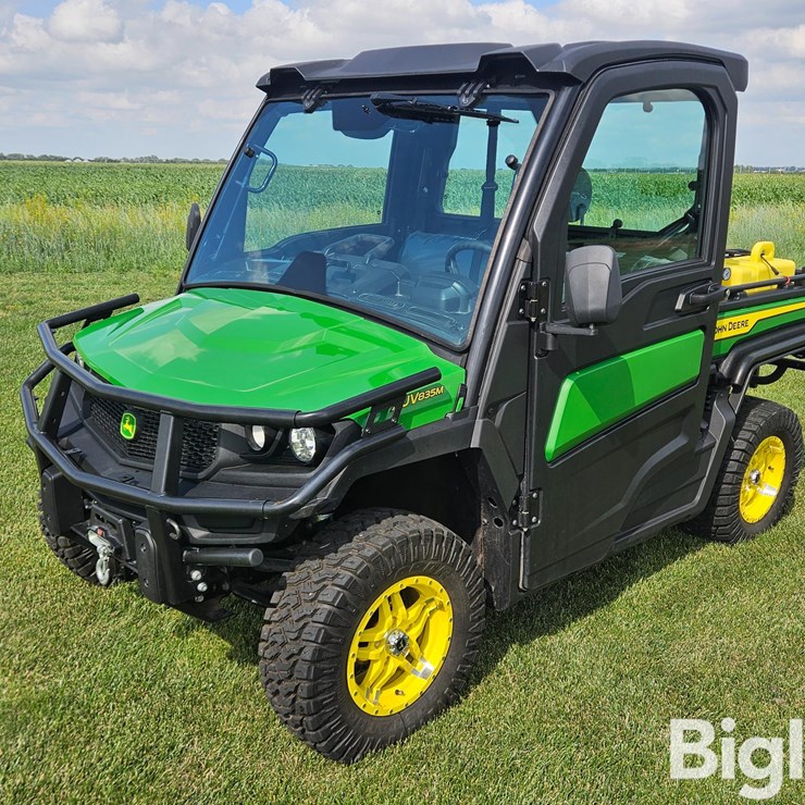 2023 John Deere XUV 835M Gator 4x4 UTV W/65-Gal Sprayer