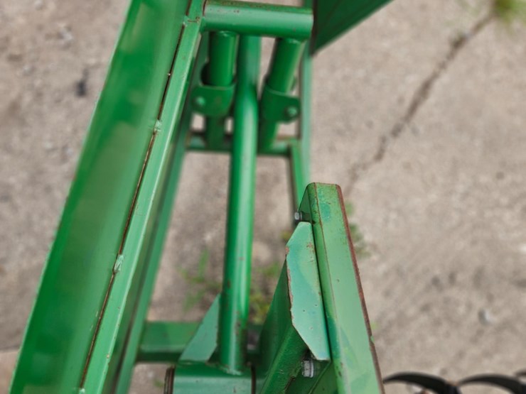 john-deere-220-image-11